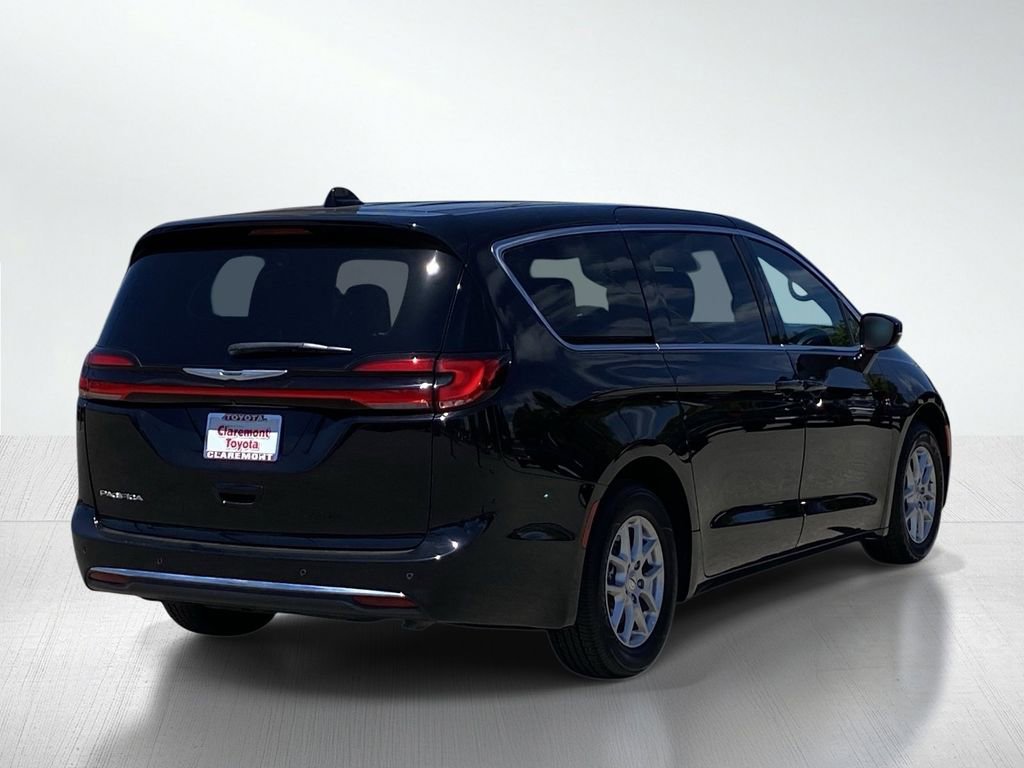Used 2024 Chrysler Pacifica Touring FWD image 8