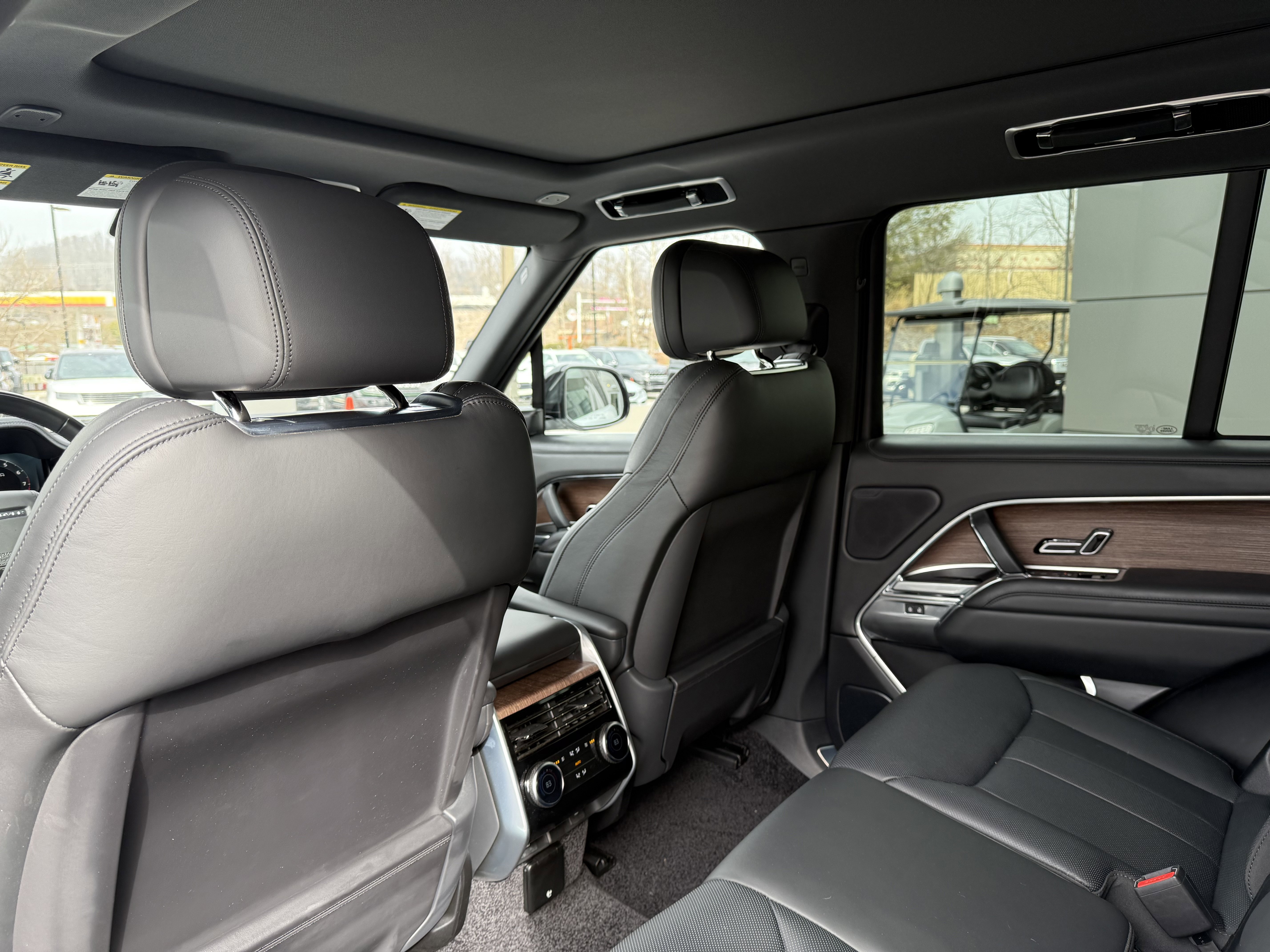 Certified 2025 Land Rover Range Rover SE image 17