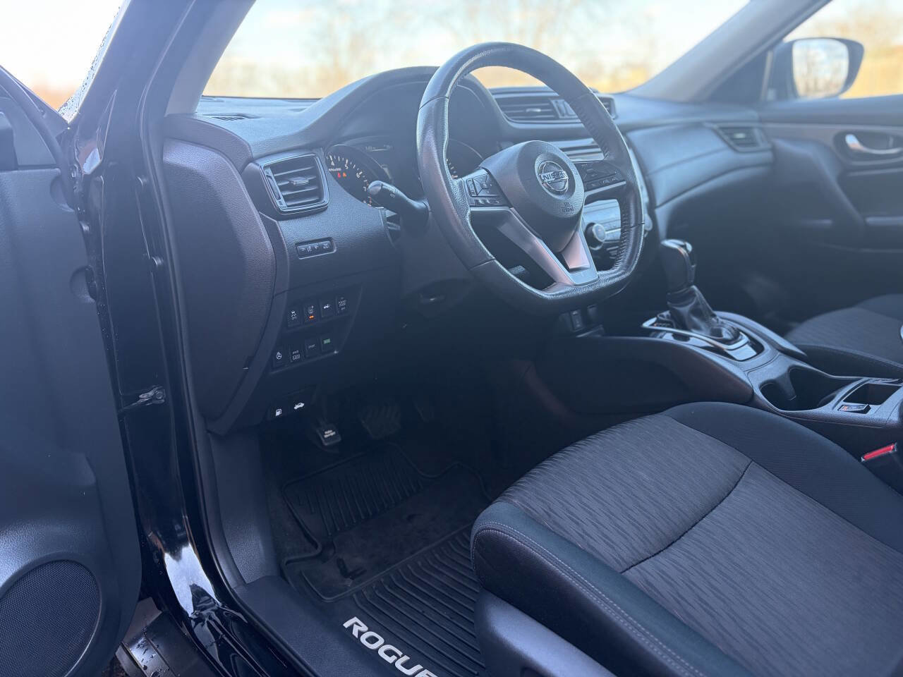 Used 2017 Nissan Rogue SV image 9