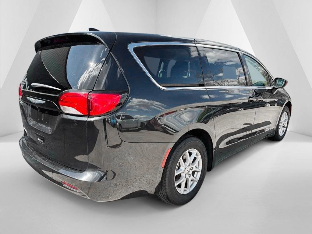 Used 2023 Chrysler Voyager LX FWD image 7
