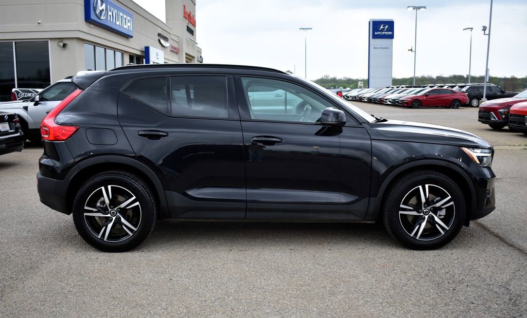 Used 2023 Volvo XC40 B5 Plus image 2