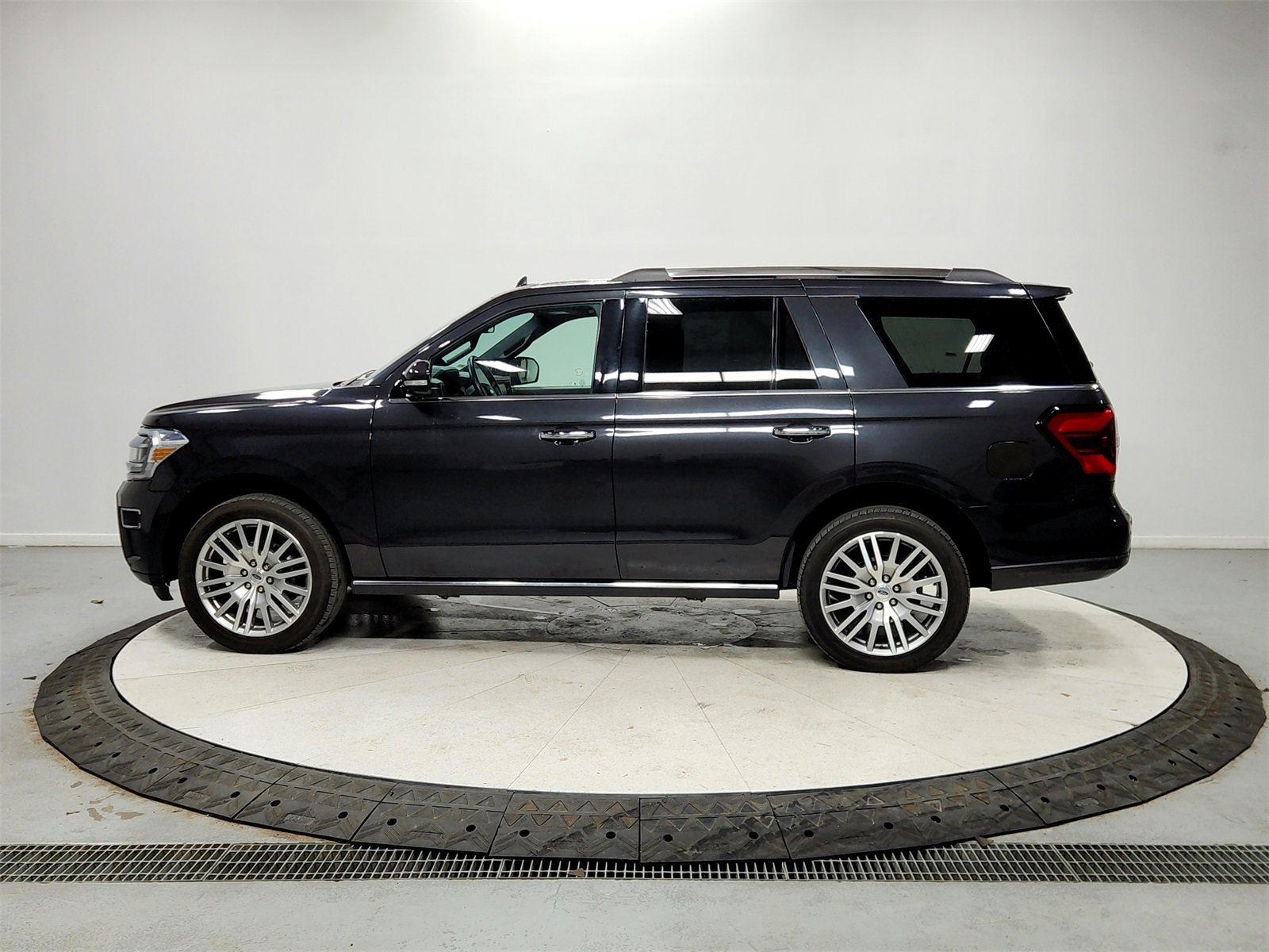 Used 2024 Ford Expedition Limited image 4