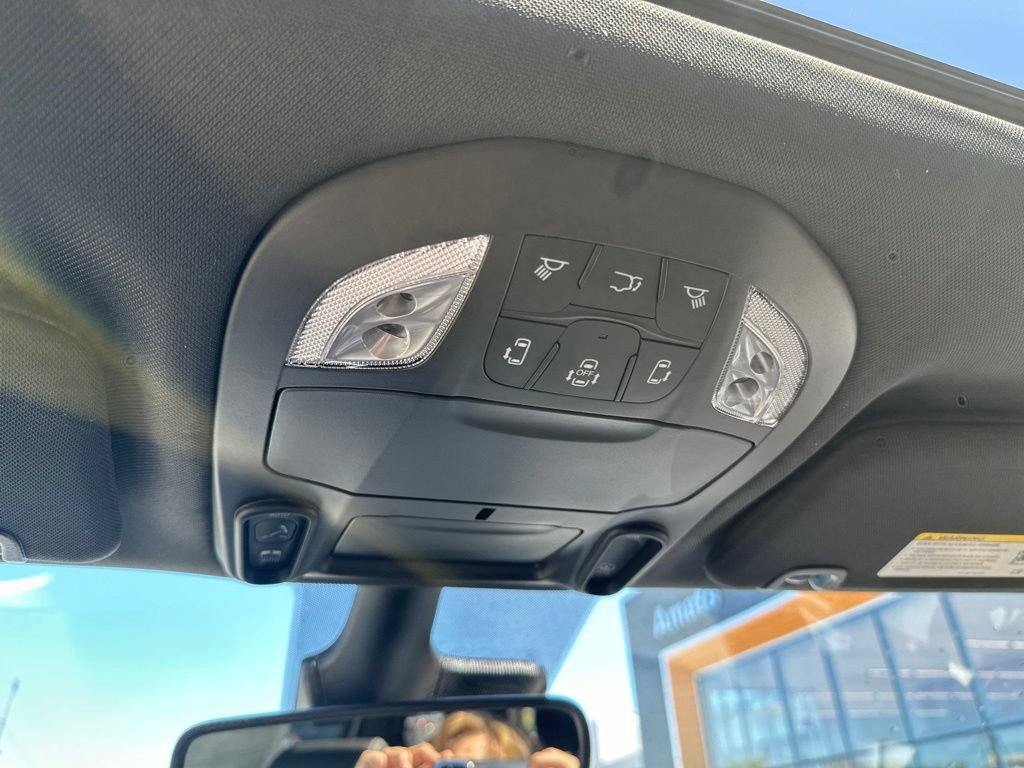 New 2027 Chrysler Pacifica Limited FWD image 34