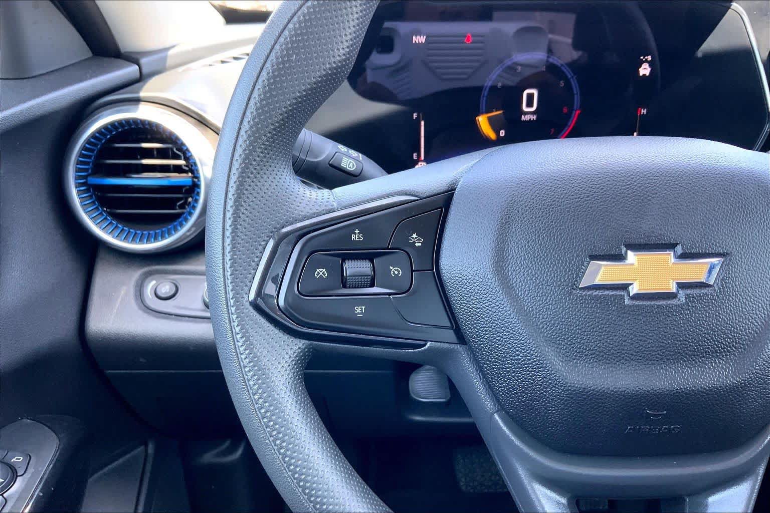 Used 2025 Chevrolet Trax LT FWD image 23