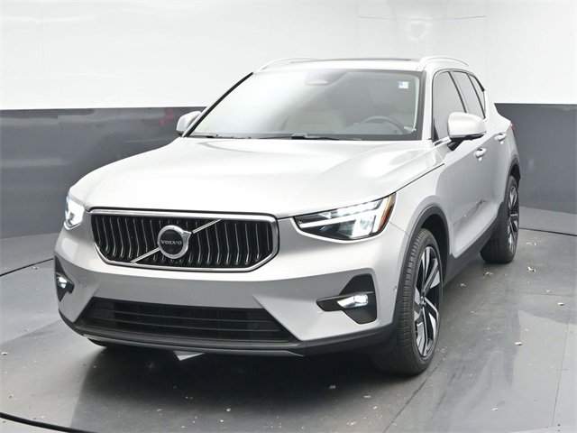 Used 2023 Volvo XC40 B5 Plus w/ Driver Assist Package image 3