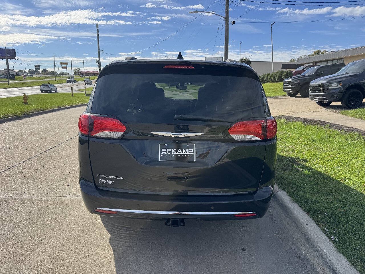 Used 2017 Chrysler Pacifica Touring-L FWD image 4