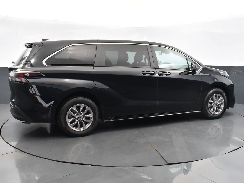 Used 2023 Toyota Sienna LE image 4
