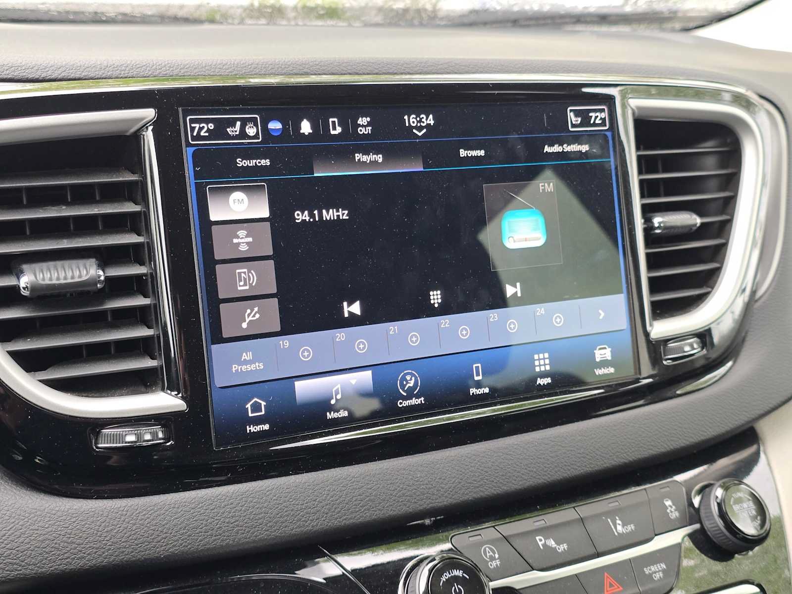 Used 2024 Chrysler Pacifica Touring-L FWD image 29