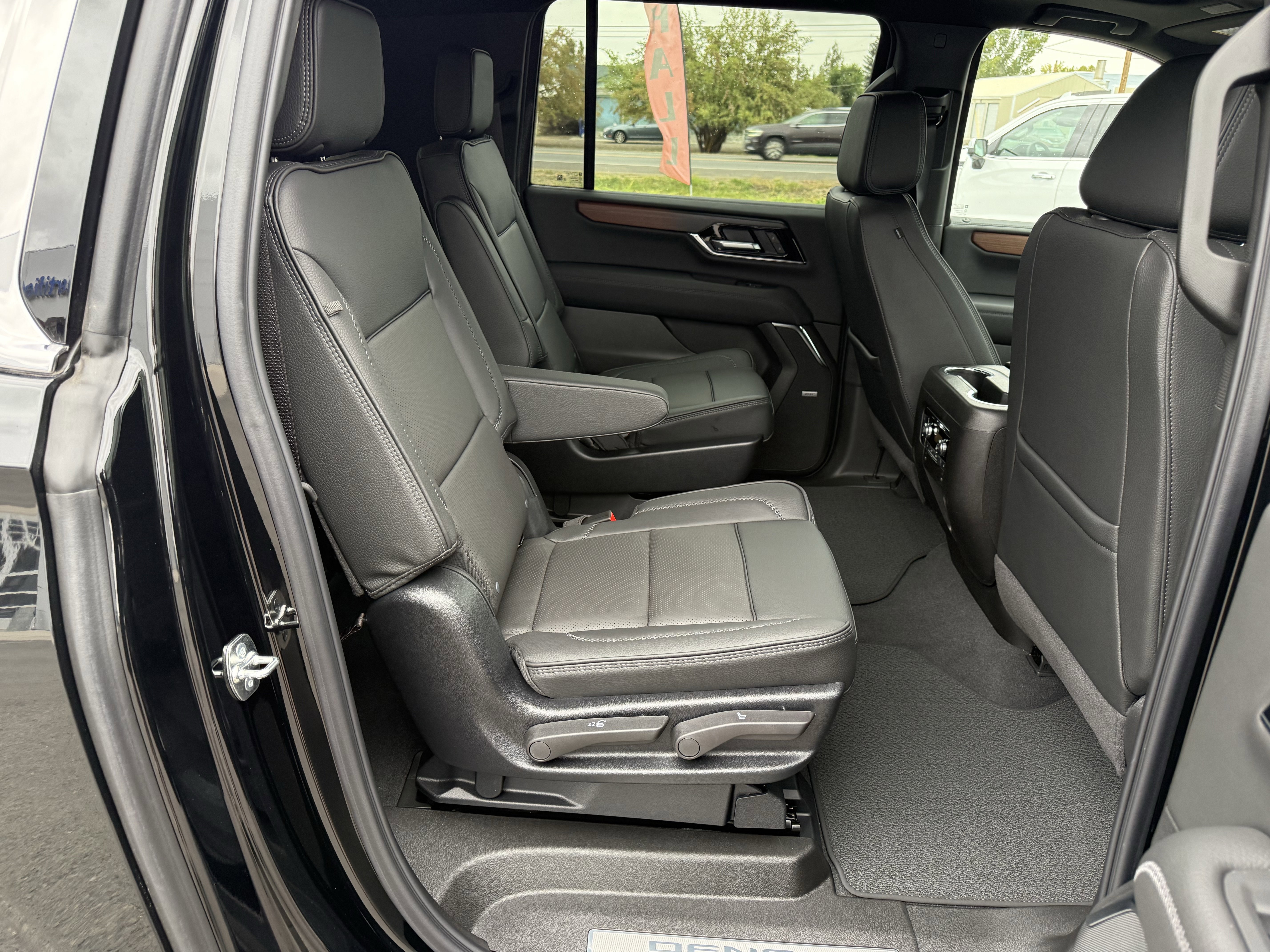 New 2025 GMC Yukon XL Denali w/ Sun & Power Step Package image 10
