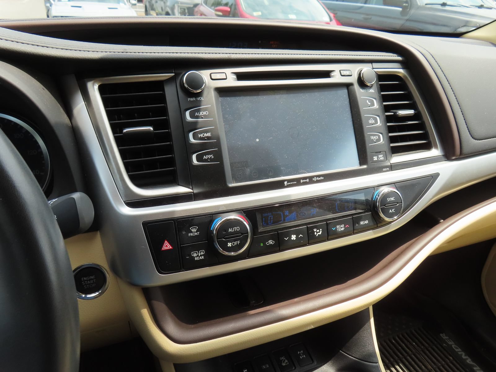 Used 2018 Toyota Highlander XLE w/ Carpet Mat Package (TMS) AWD/4WD image 22