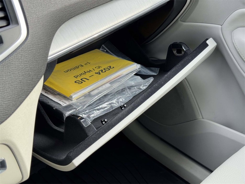 Certified 2024 Volvo XC90 B5 Core w/ Protection Package Premier image 31