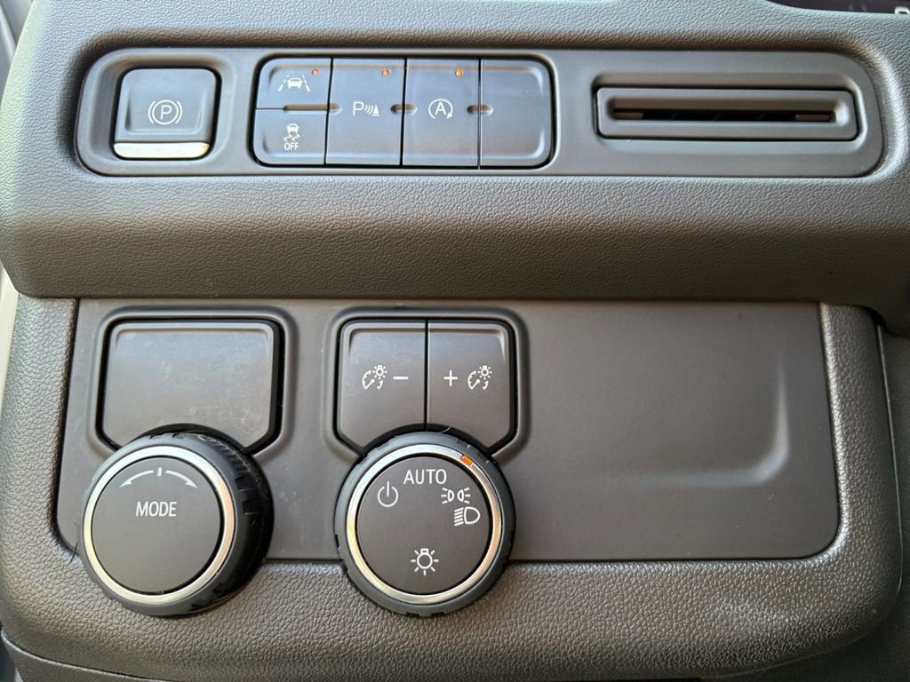 Used 2023 Chevrolet Suburban Premier image 3