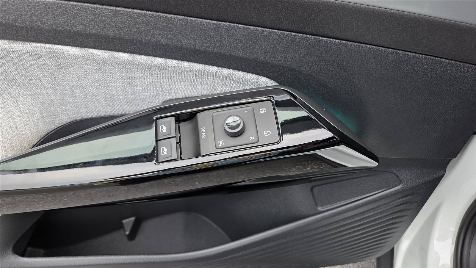 Certified 2023 Volkswagen ID.4 Pro AWD/4WD image 14