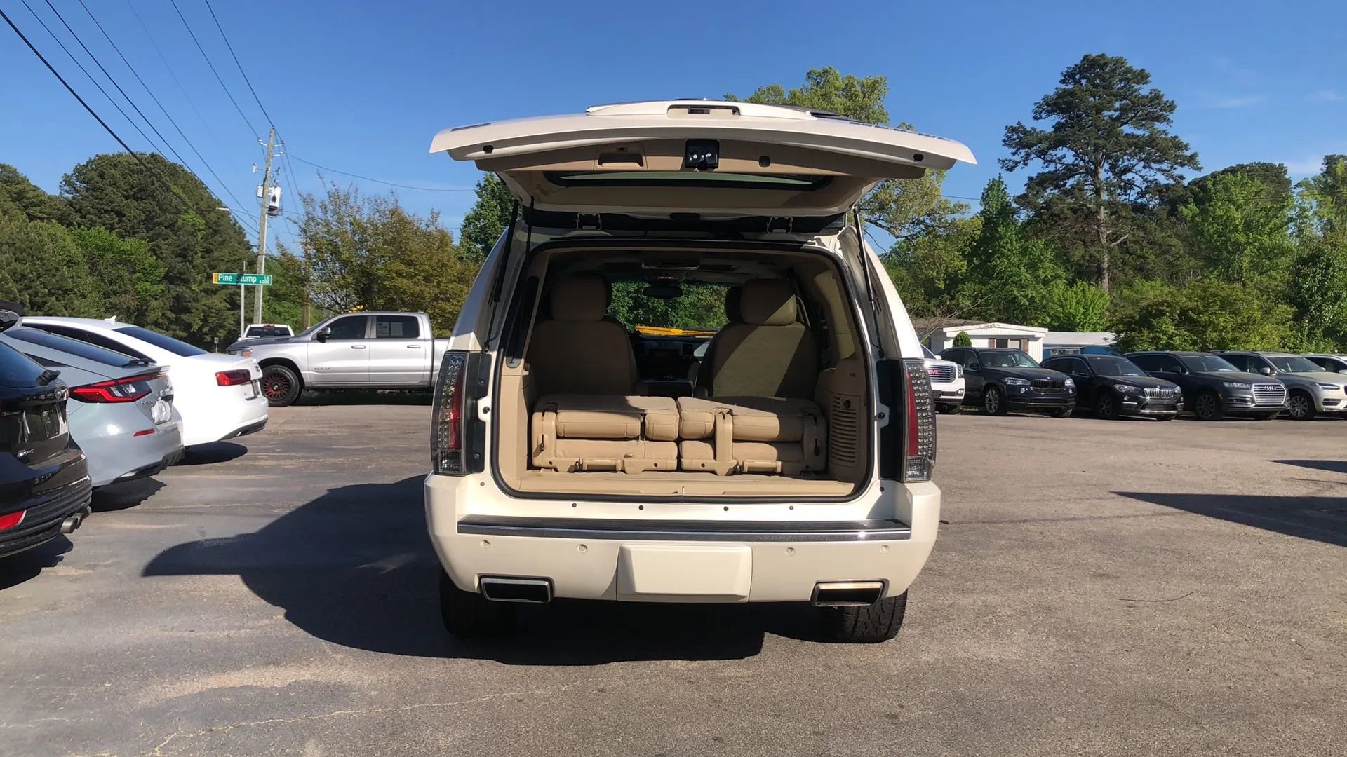 Used 2012 Cadillac Escalade Premium image 17