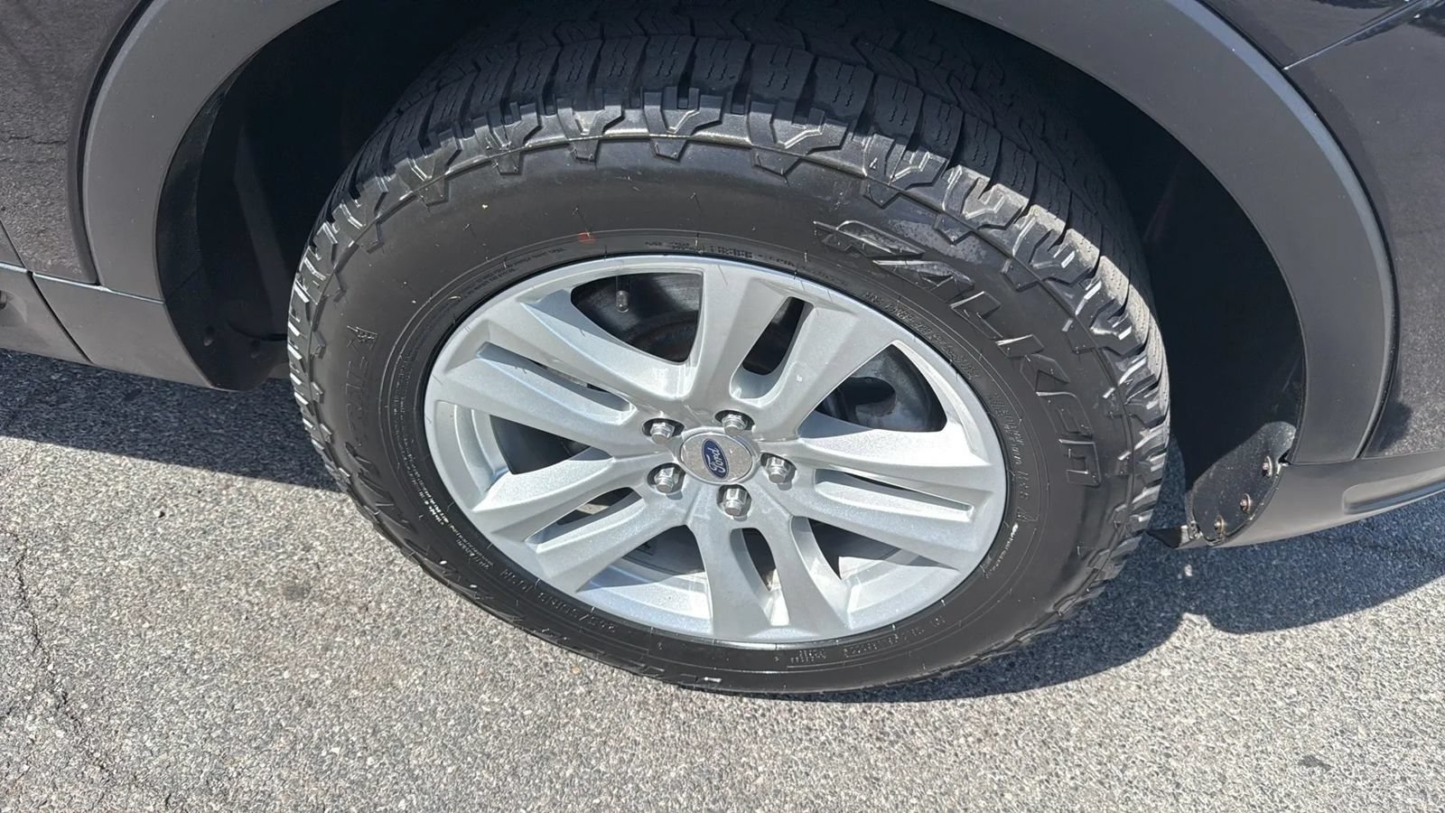 Used 2019 Ford Explorer XLT w/ Equipment Group 202A AWD/4WD image 3