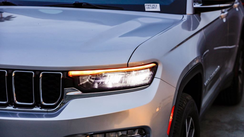 Certified 2024 Jeep Grand Cherokee Limited image 5