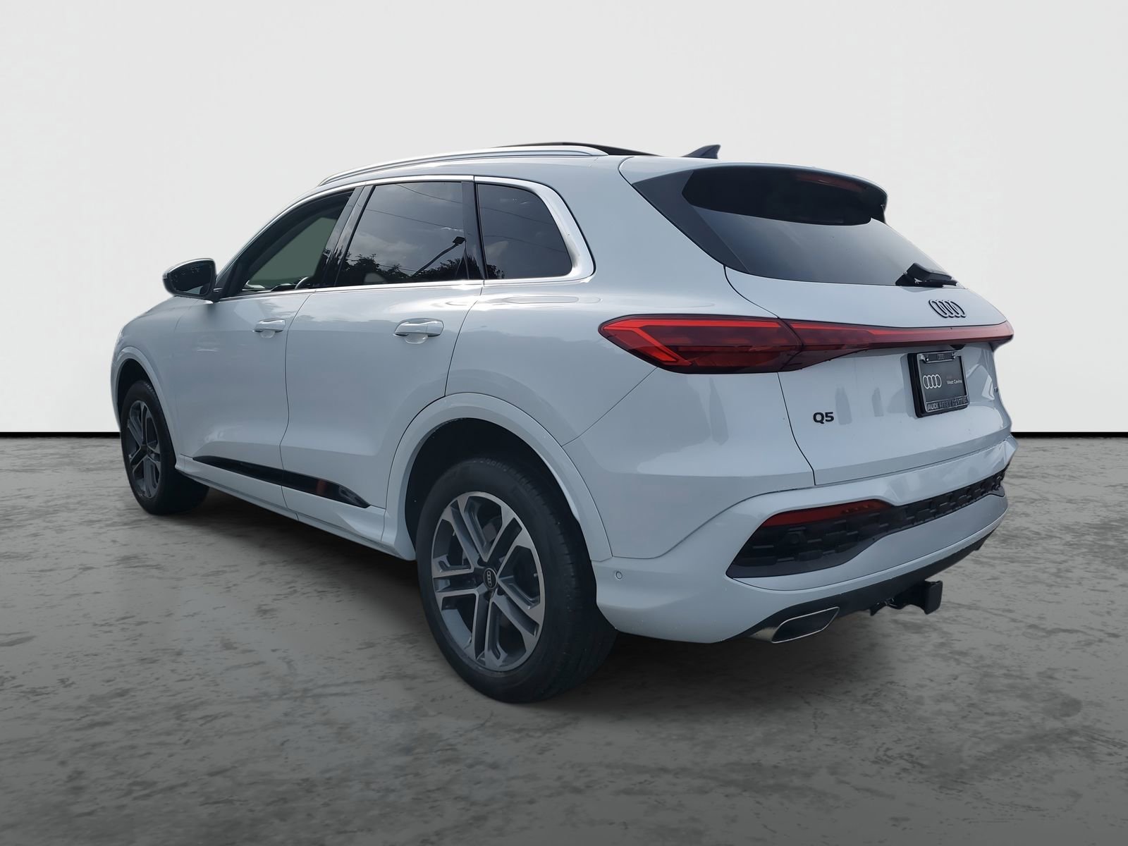 Used 2025 Audi Q5 Premium w/ Convenience Package image 3