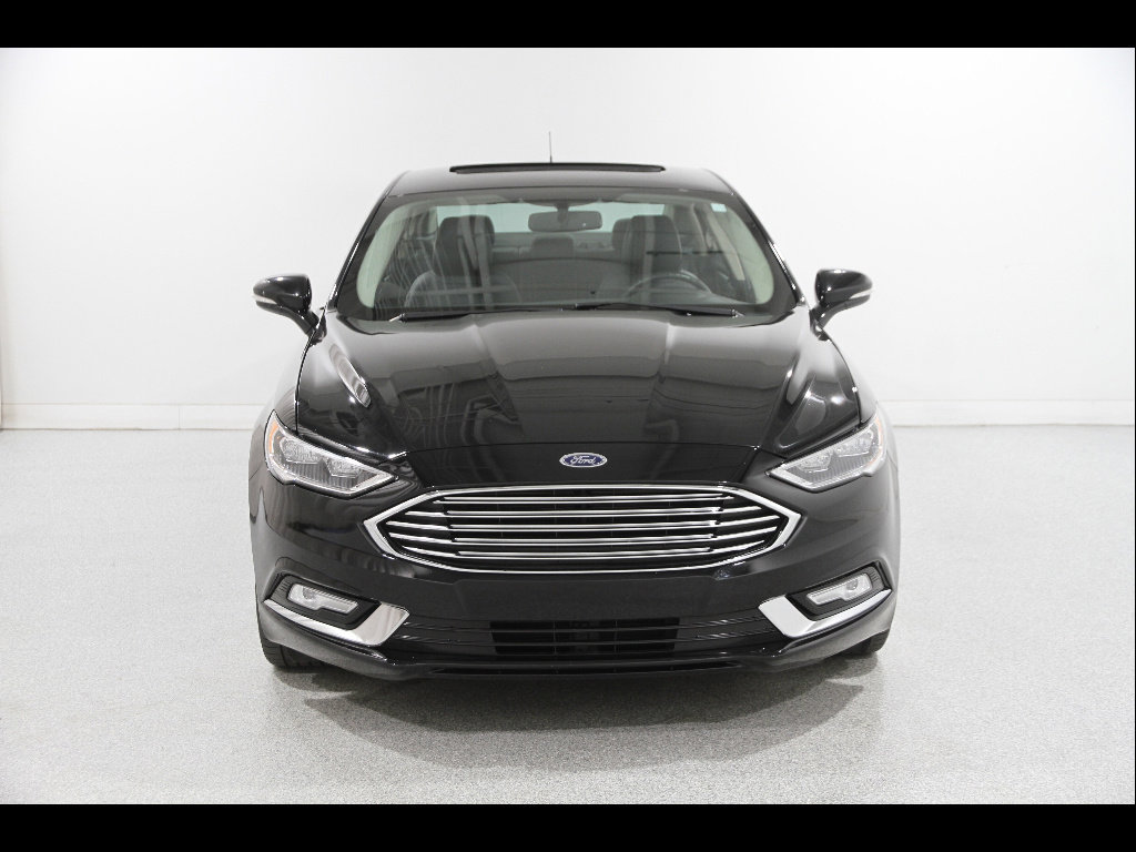 Used 2017 Ford Fusion SE w/ Fusion SE Technology Package FWD image 2