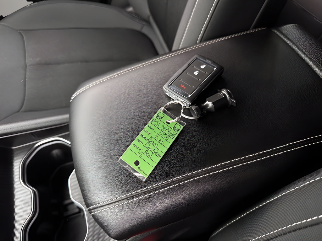 Used 2025 Jeep Grand Cherokee Laredo AWD/4WD image 26