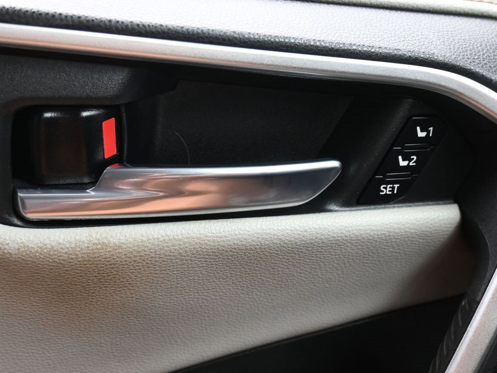Used 2021 Toyota RAV4 Limited image 22