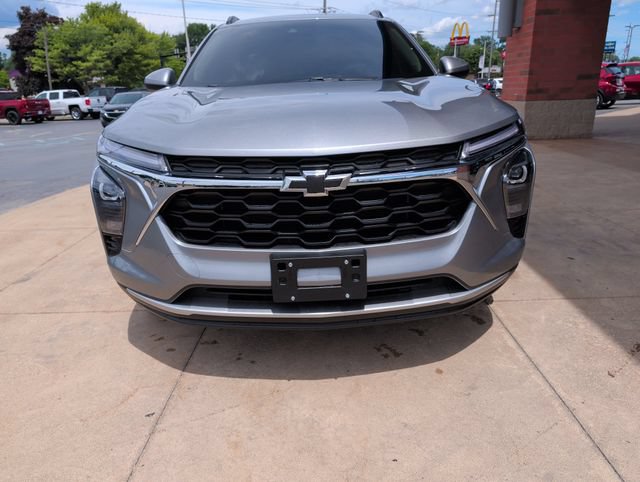 Used 2025 Chevrolet Trax LT FWD image 9