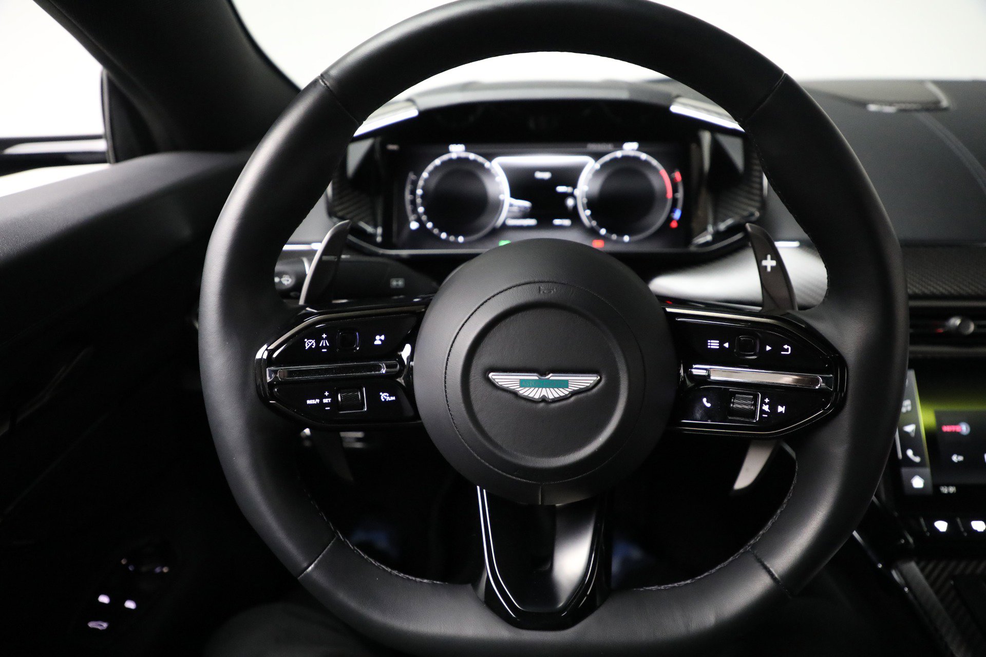 Used 2025 Aston Martin V8 Vantage Coupe image 18