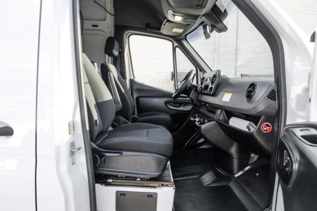 Used 2020 Mercedes-Benz Sprinter 2500 image 31