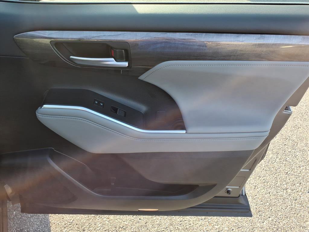 Used 2023 Toyota Highlander Limited image 16