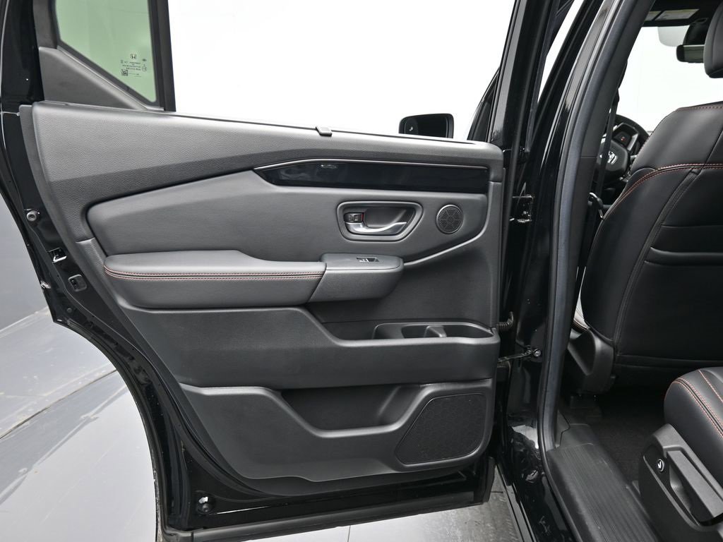 Used 2025 Honda Pilot TrailSport image 35