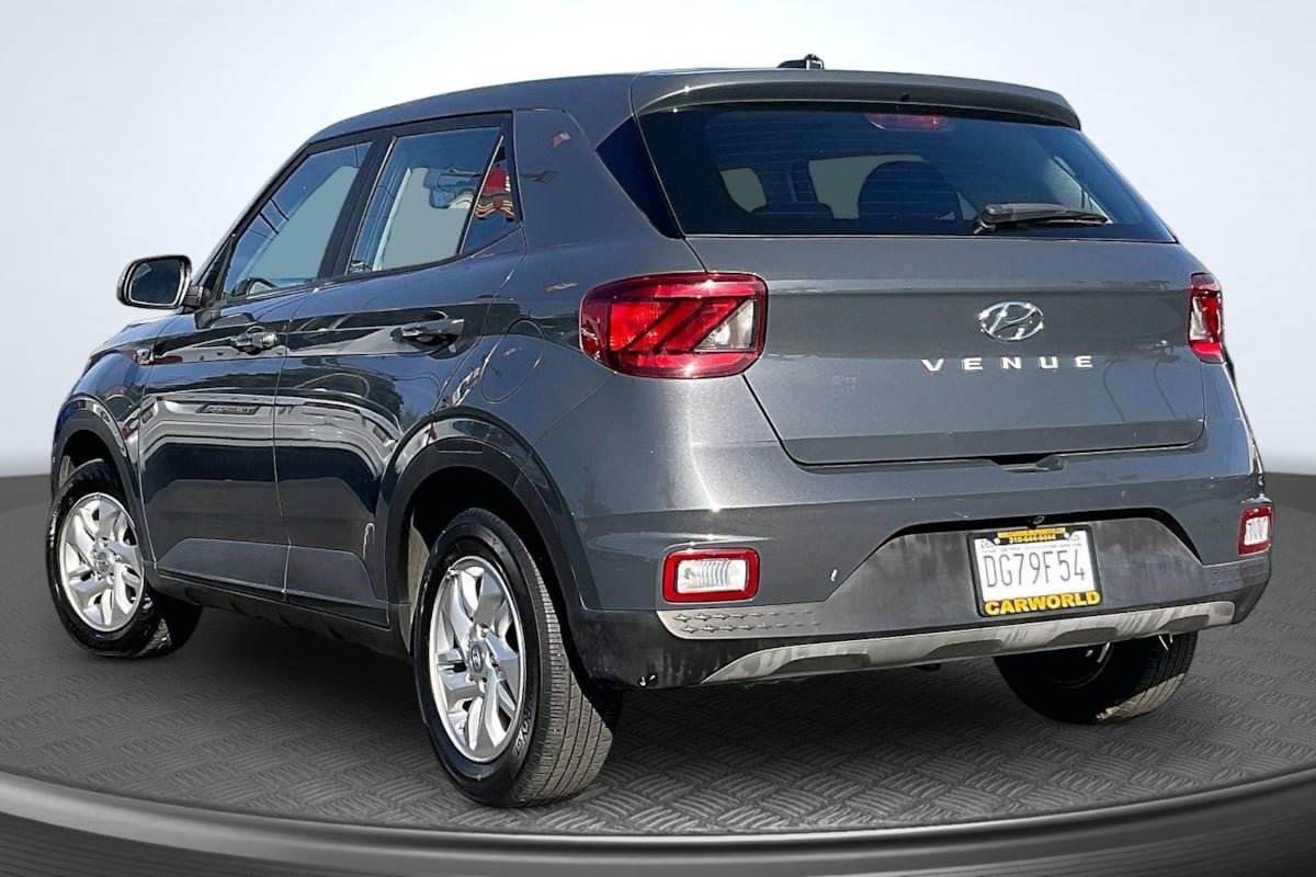 Used 2024 Hyundai Venue SE FWD image 2