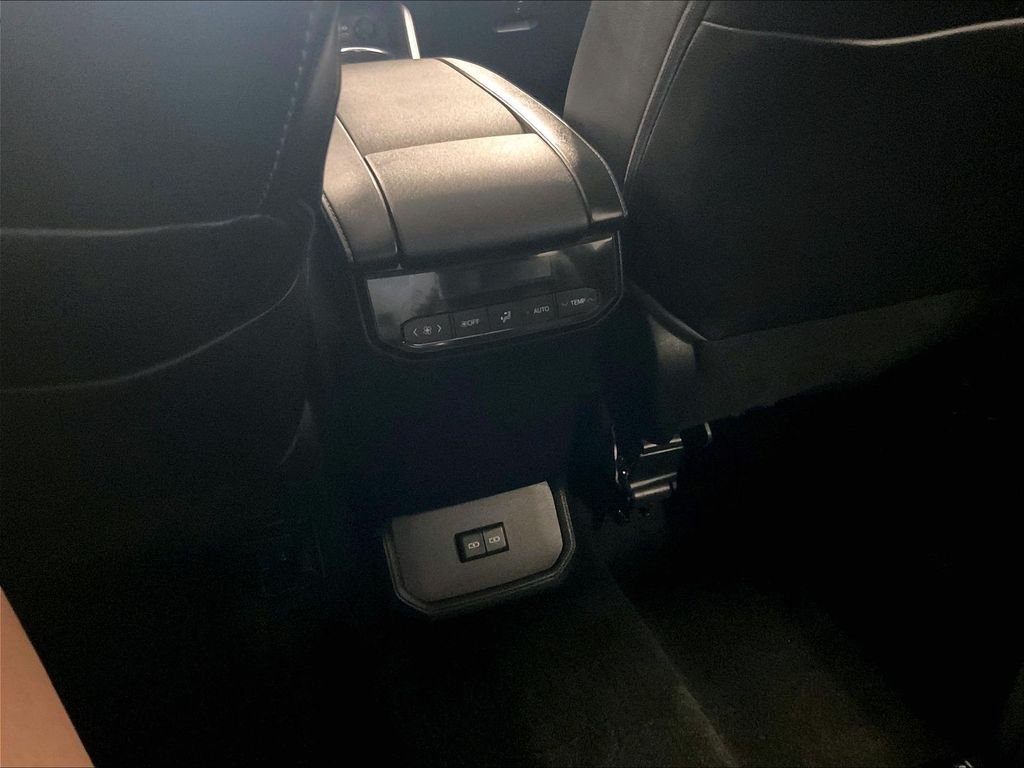 Used 2023 Toyota Highlander XLE AWD/4WD image 28