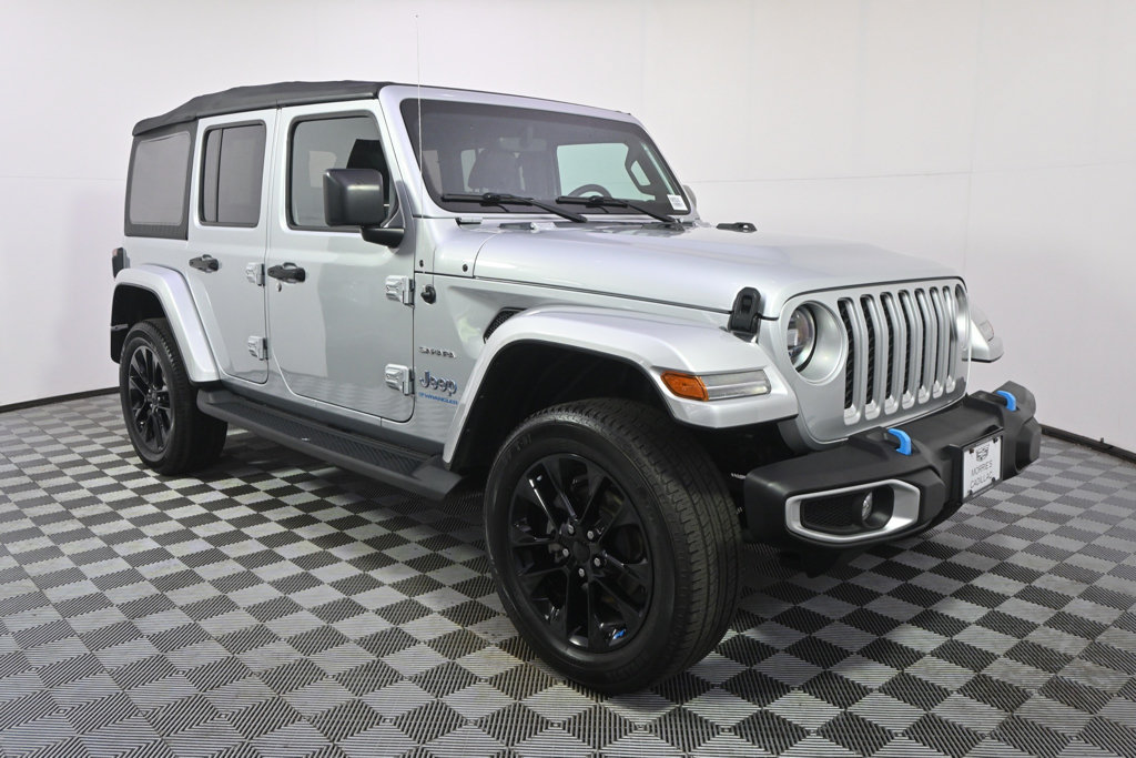 Used 2023 Jeep Wrangler Unlimited Sahara w/ Cold Weather Group AWD/4WD image 8