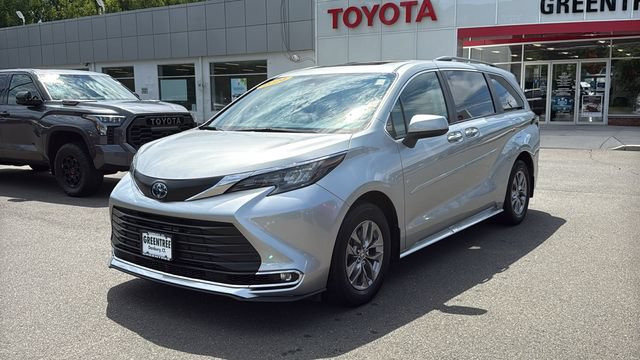 Used 2024 Toyota Sienna XLE AWD/4WD image 3