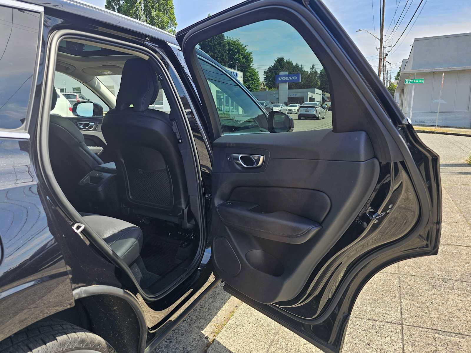 Used 2023 Volvo XC60 B5 Plus w/ Climate Package AWD/4WD image 13