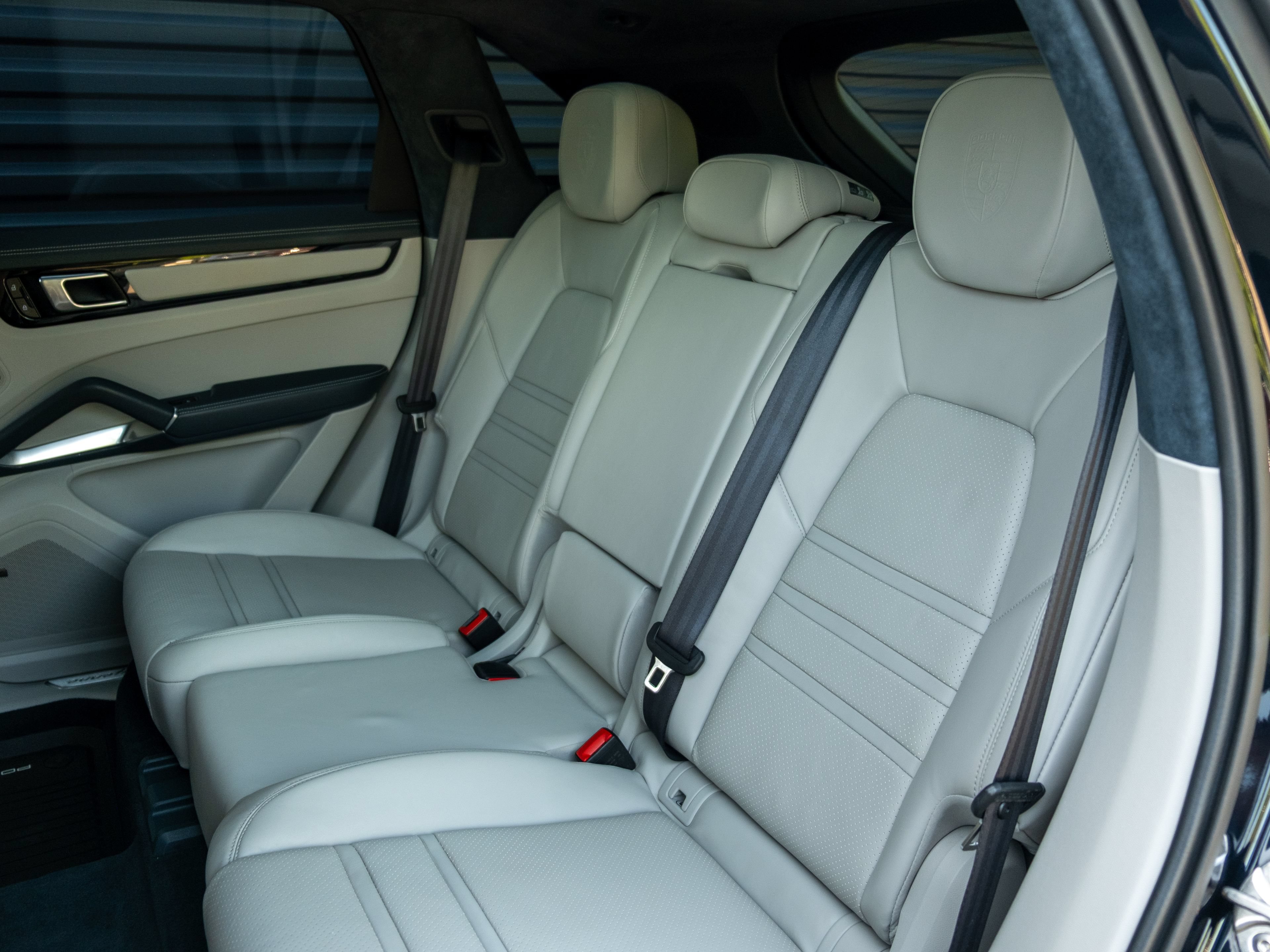 Certified 2023 Porsche Cayenne Turbo S AWD/4WD image 39