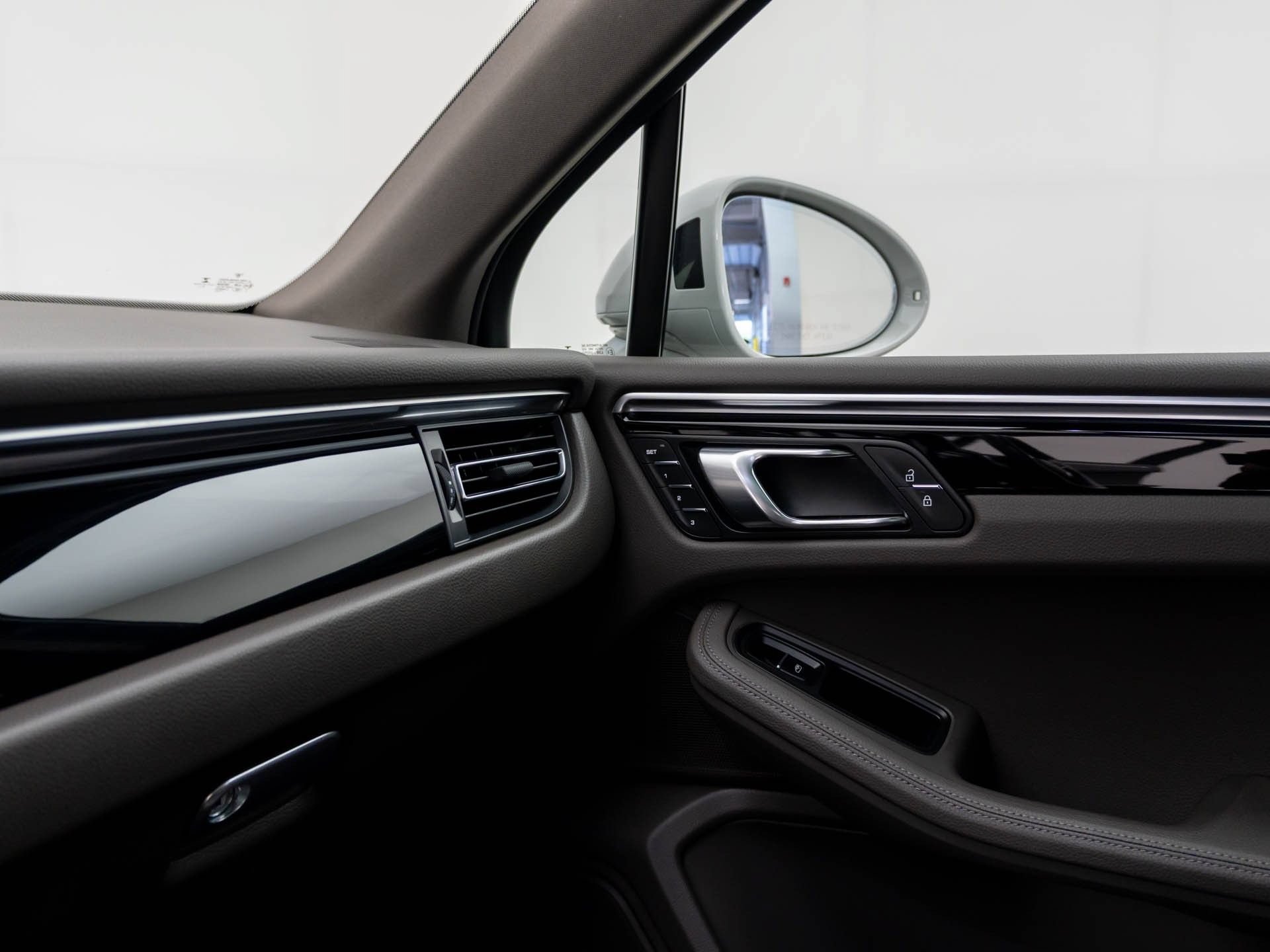 Certified 2023 Porsche Macan AWD/4WD image 34