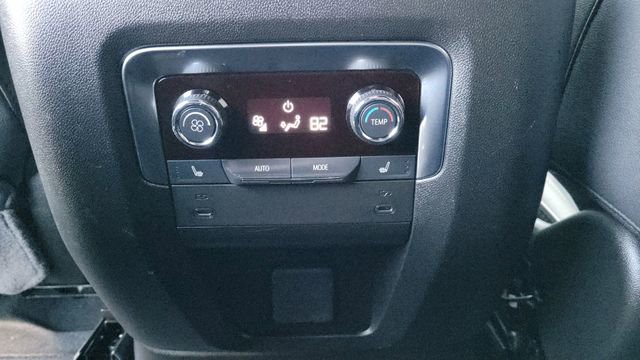 Used 2025 Chevrolet Suburban Premier image 15