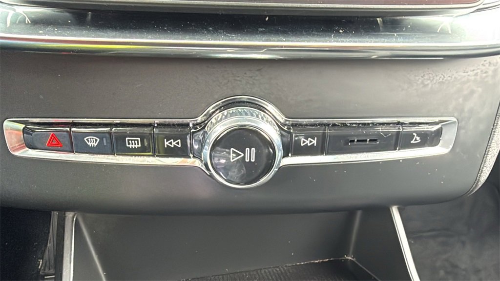 Certified 2025 Volvo XC90 B6 Plus image 19