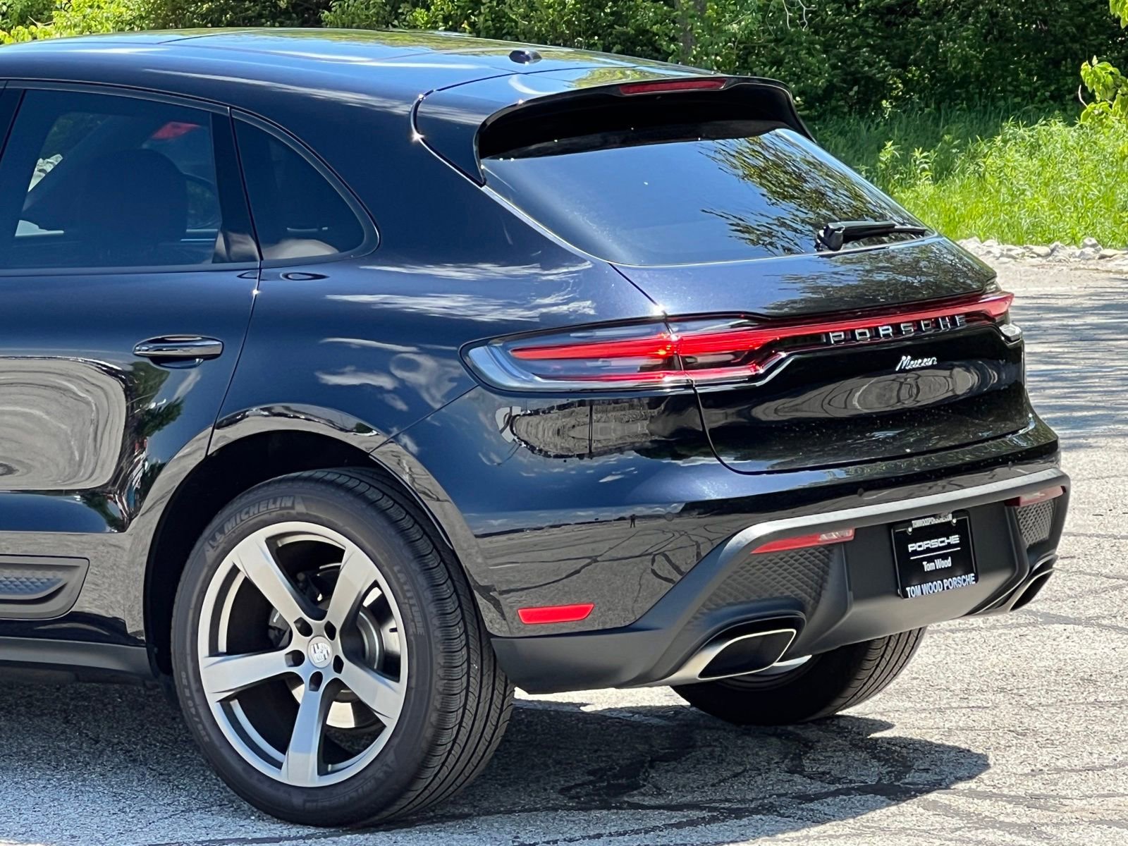 Certified 2025 Porsche Macan AWD/4WD image 9