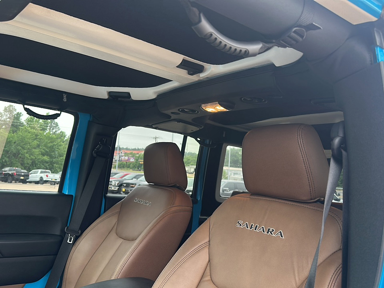 Used 2018 Jeep Wrangler Unlimited Sahara w/ Connectivity Group AWD/4WD image 23