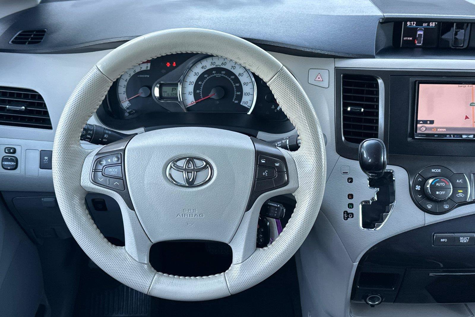 Used 2014 Toyota Sienna SE FWD image 13