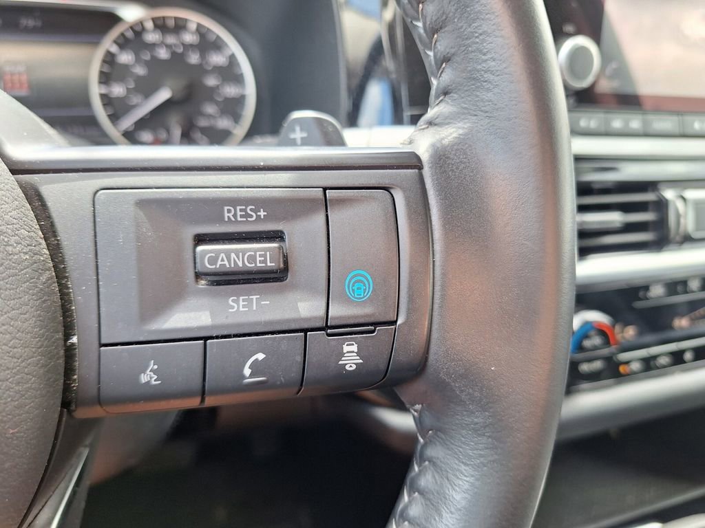 Used 2024 Nissan Pathfinder SV image 18