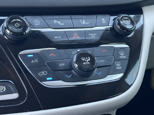 Used 2024 Chrysler Pacifica Touring-L FWD image 18