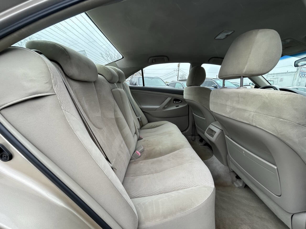 Used 2010 Toyota Camry LE image 22