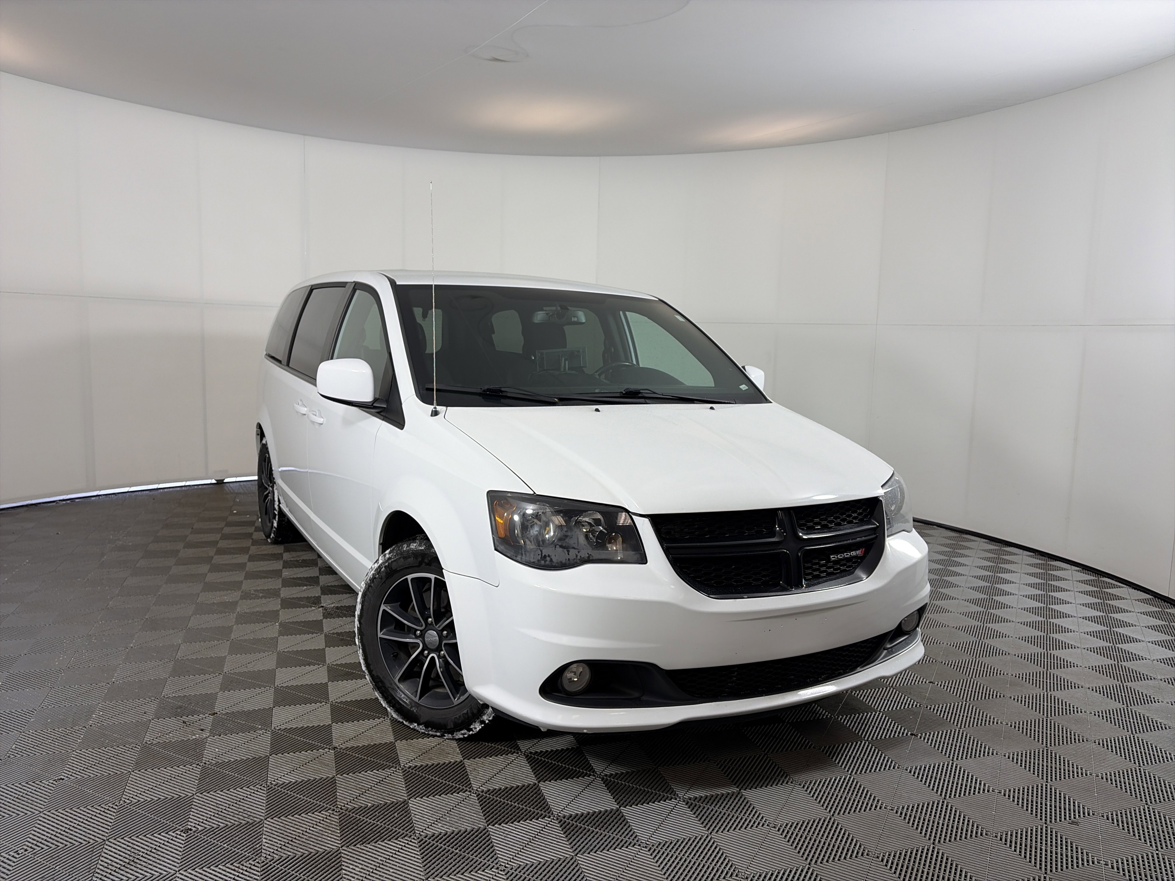 Used 2018 Dodge Grand Caravan SE image 1