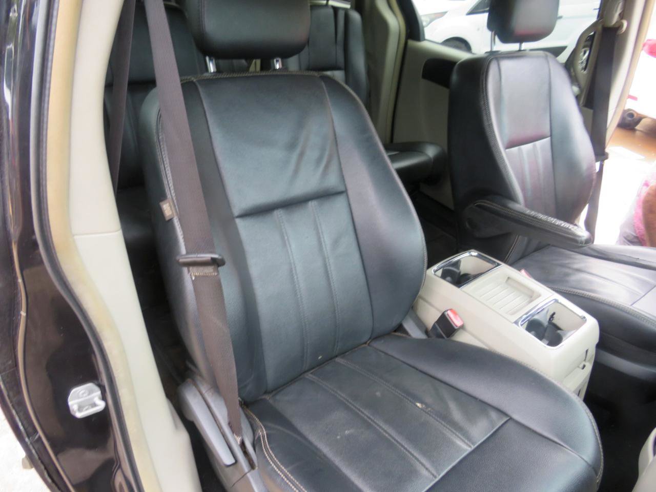 Used 2015 Chrysler Town & Country Touring FWD image 29