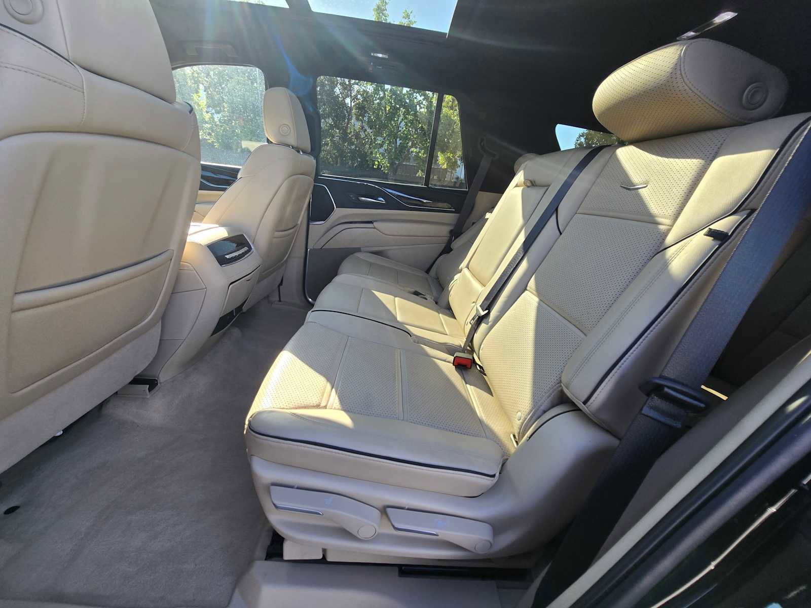 Used 2022 Cadillac Escalade Premium Luxury AWD/4WD image 15