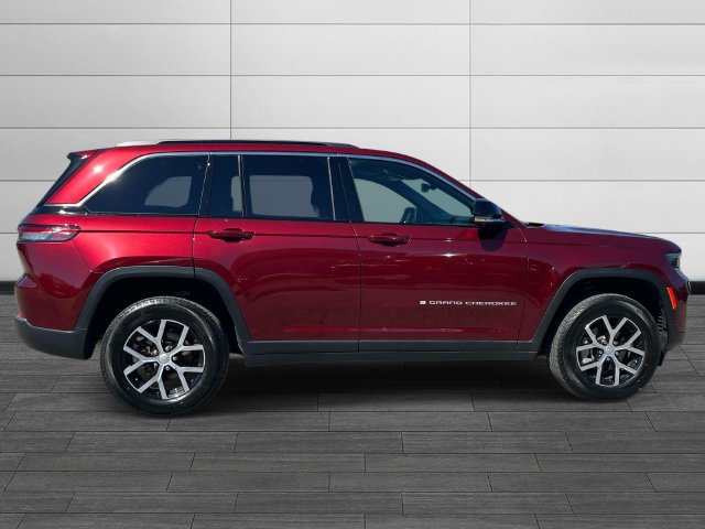 Certified 2025 Jeep Grand Cherokee Limited w/ Luxury Tech Group II RWD image 3