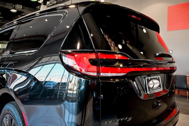 Used 2021 Chrysler Pacifica Touring-L w/ S Appearance Package image 12