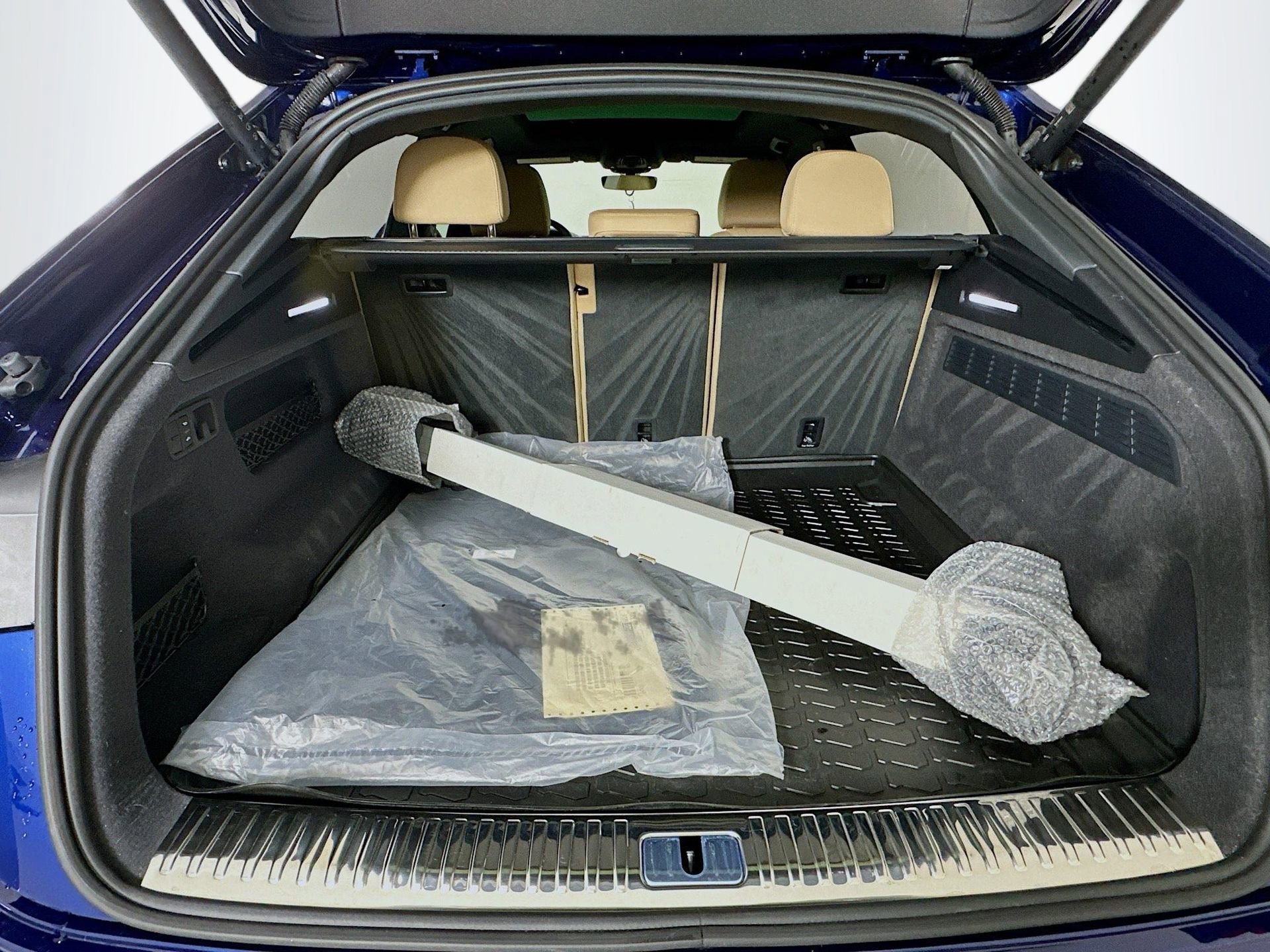 Used 2023 Audi Q8 Prestige w/ Prestige Package image 28